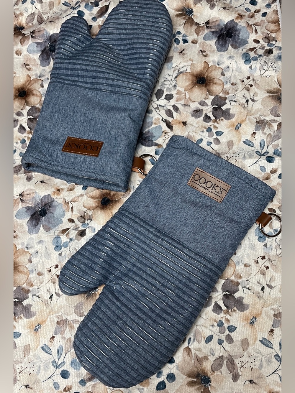 COOK'S Denim Blue Oven Mitts Set - Pair NEW

NICE!